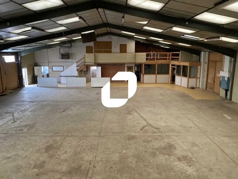 Flex in Pessac for lease - Interior Photo - Image 1 of 7