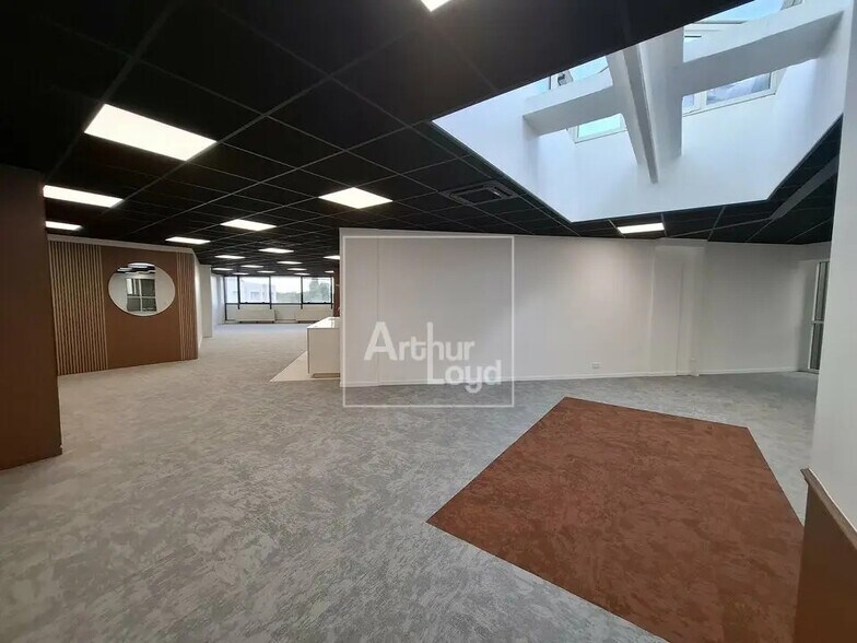 Office in Torcy for lease - Interior Photo - Image 2 of 11
