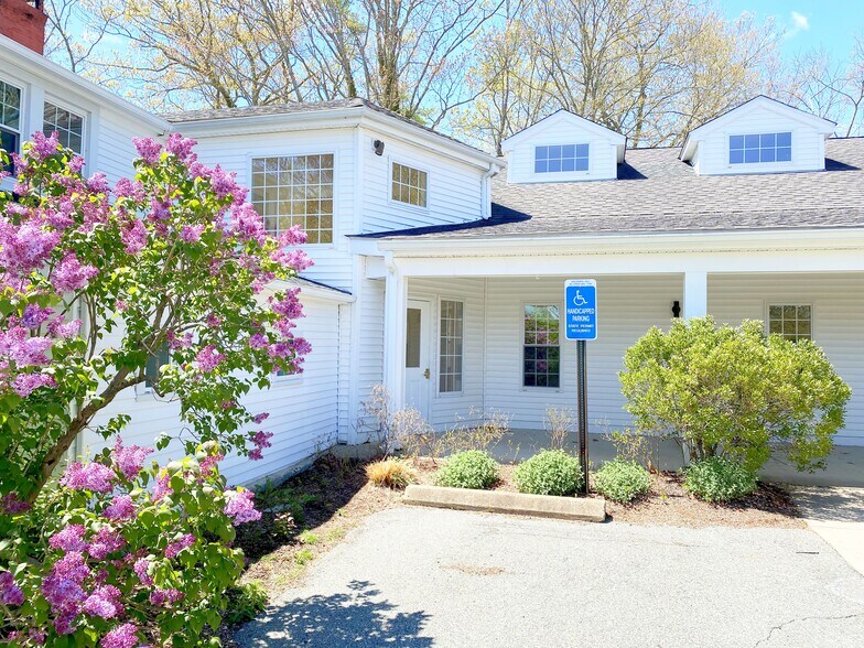 1154 Poquonnock Rd, Groton, CT 06340