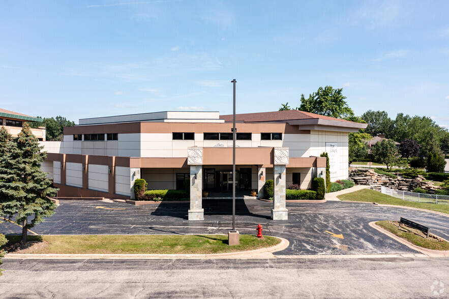 800 Royce Blvd, Oakbrook Terrace, IL for sale - Building Photo - Image 3 of 28