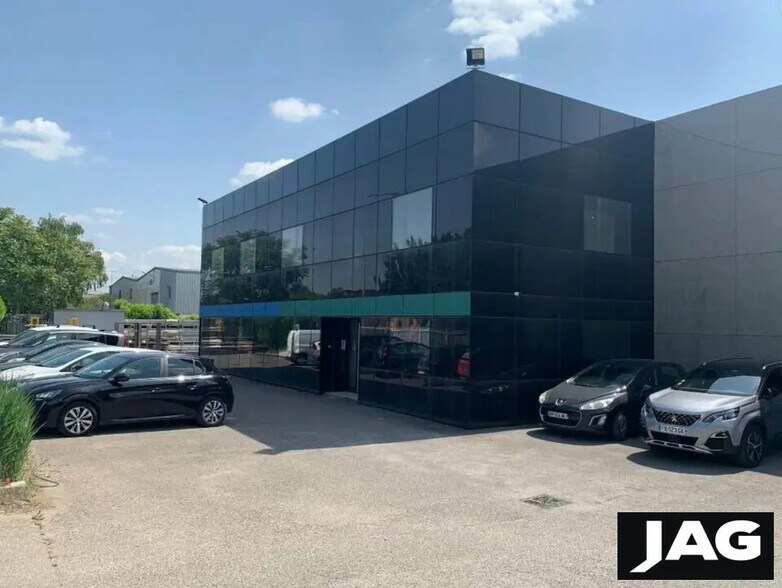 Office in Vaulx-en-Velin for lease - Building Photo - Image 1 of 6