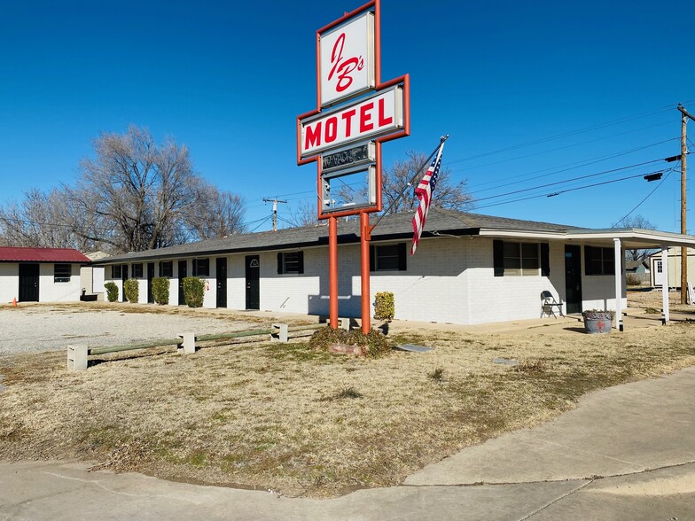 215 SW 6th St, Mooreland, OK for sale - Primary Photo - Image 1 of 19