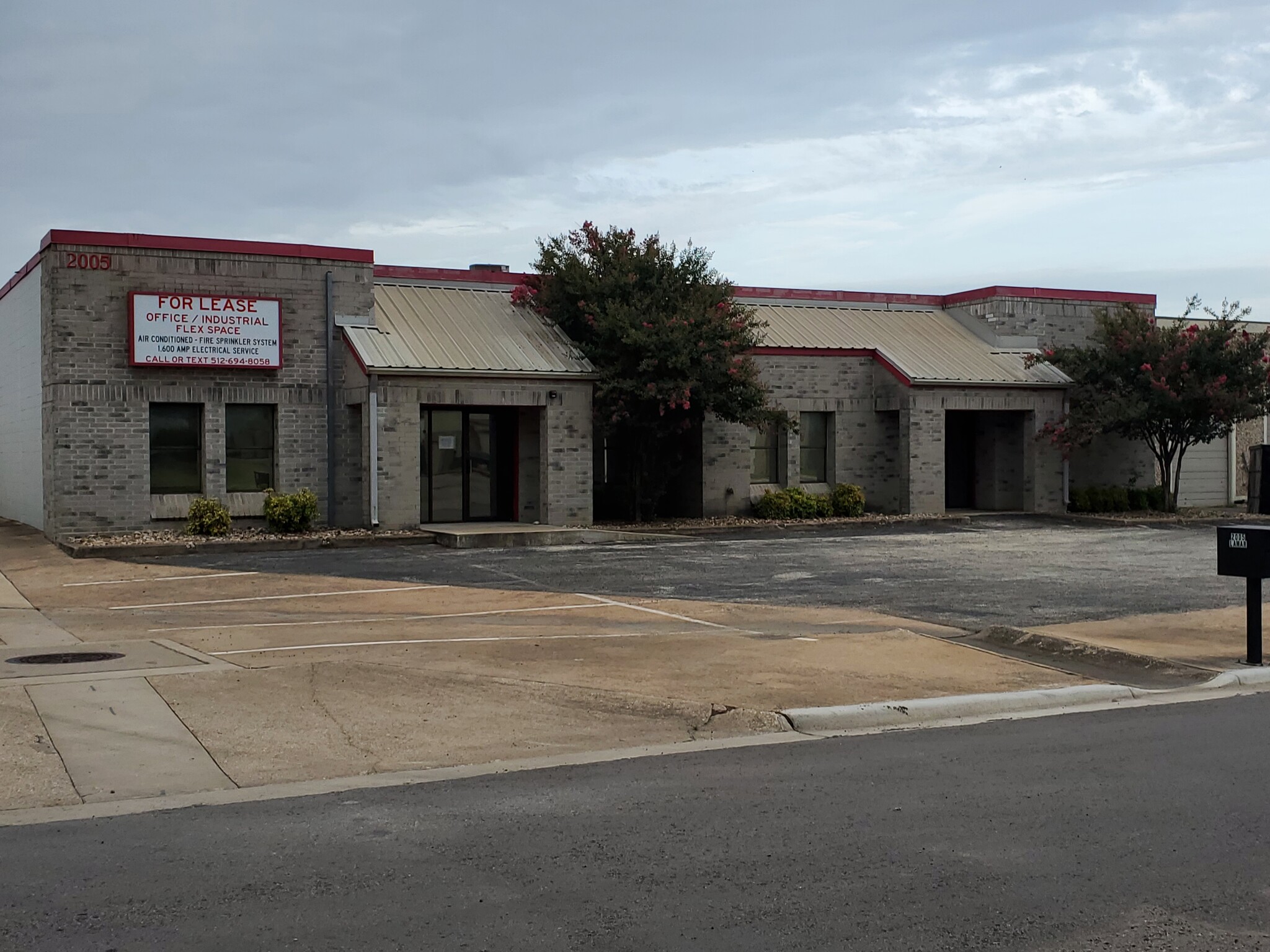 2005 Lamar Dr, Round Rock, TX for lease Building Photo- Image 1 of 11