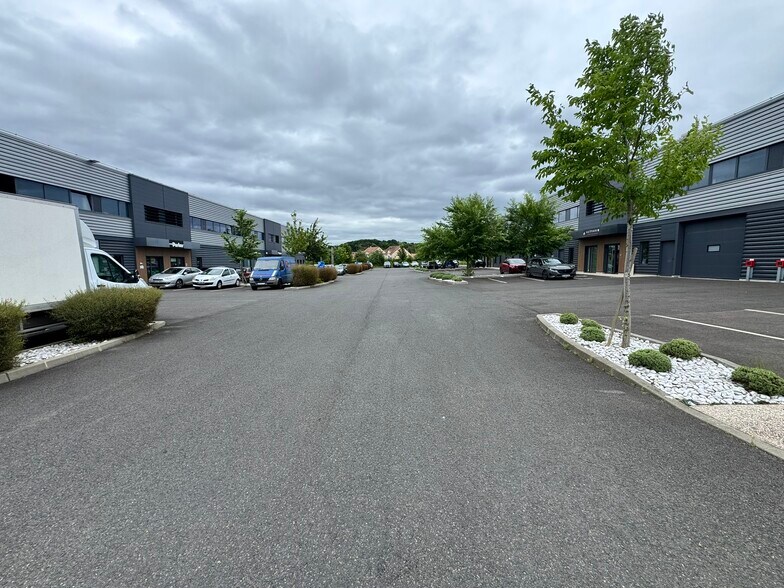 Flex in Frépillon for lease - Building Photo - Image 3 of 5