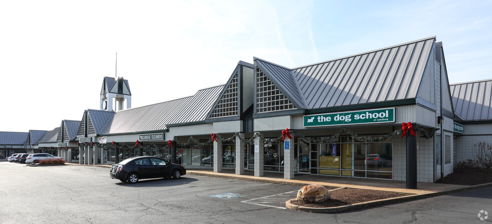 305 E Market St, Leesburg, VA for lease - Primary Photo - Image 1 of 11