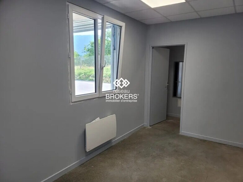 Industrial in Saint-Vincent-de-Mercuze for sale - Interior Photo - Image 3 of 7