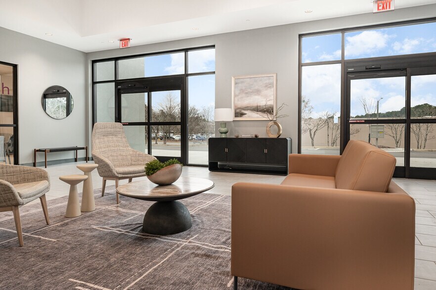 120 Banks Dr, Chapel Hill, NC for lease - Interior Photo - Image 2 of 8