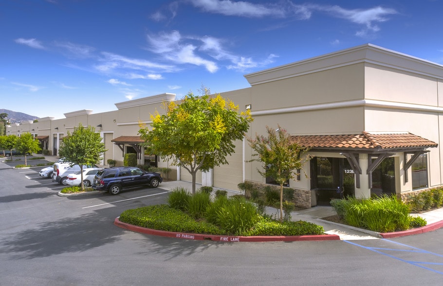 521 W Avenue L, Calimesa, CA for lease - Primary Photo - Image 1 of 2