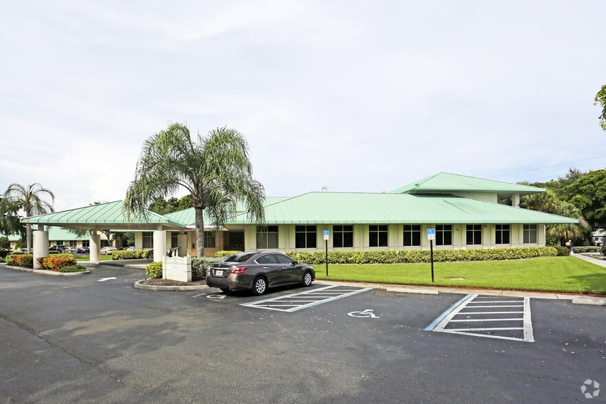 681 Goodlette Rd N, Naples, FL for lease - Building Photo - Image 3 of 33