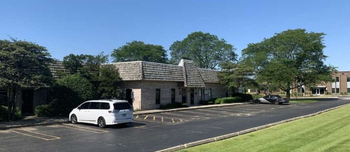 390-402 E St. Charles Rd, Carol Stream, IL for lease Building Photo- Image 1 of 5