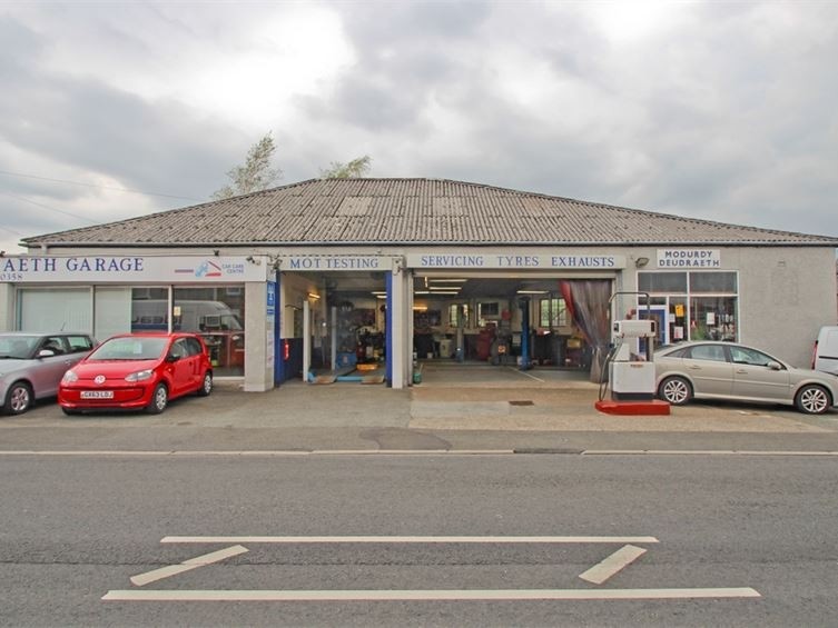 Castle St, Penrhyndeudraeth for lease Primary Photo- Image 1 of 4