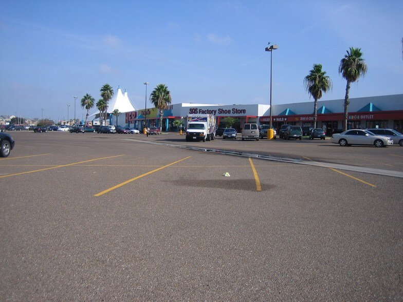 4601-4801 San Dario Ave, Laredo, TX for sale - Primary Photo - Image 1 of 1