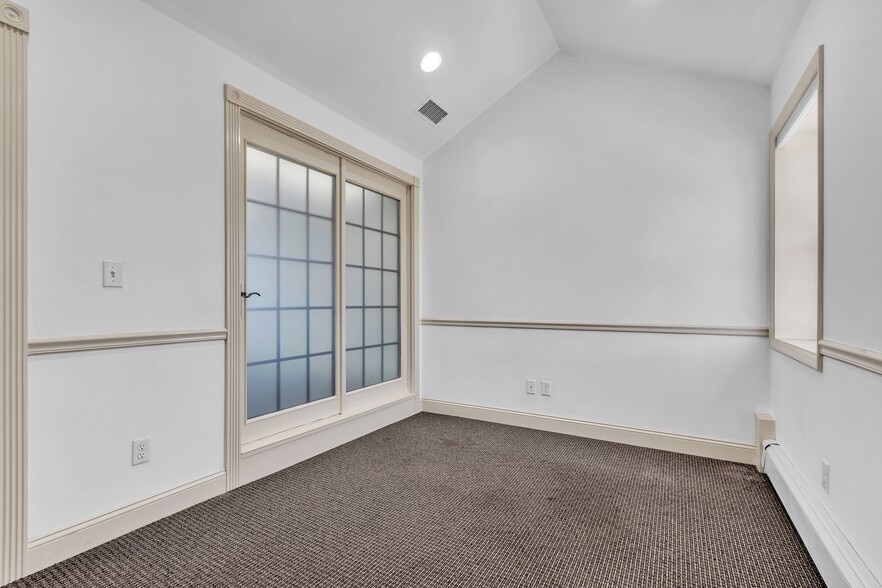 570 Yonkers Ave, Yonkers, NY for lease - Building Photo - Image 3 of 6