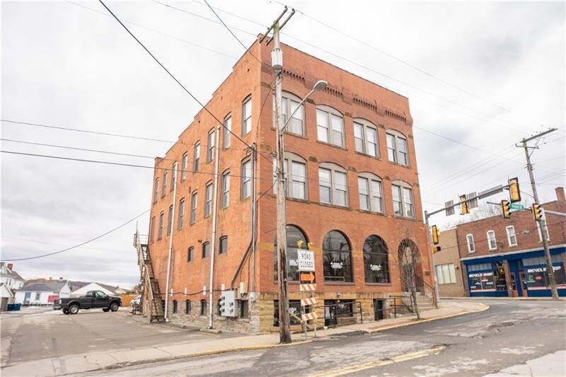 8 S 4th St, Youngwood, PA 15697