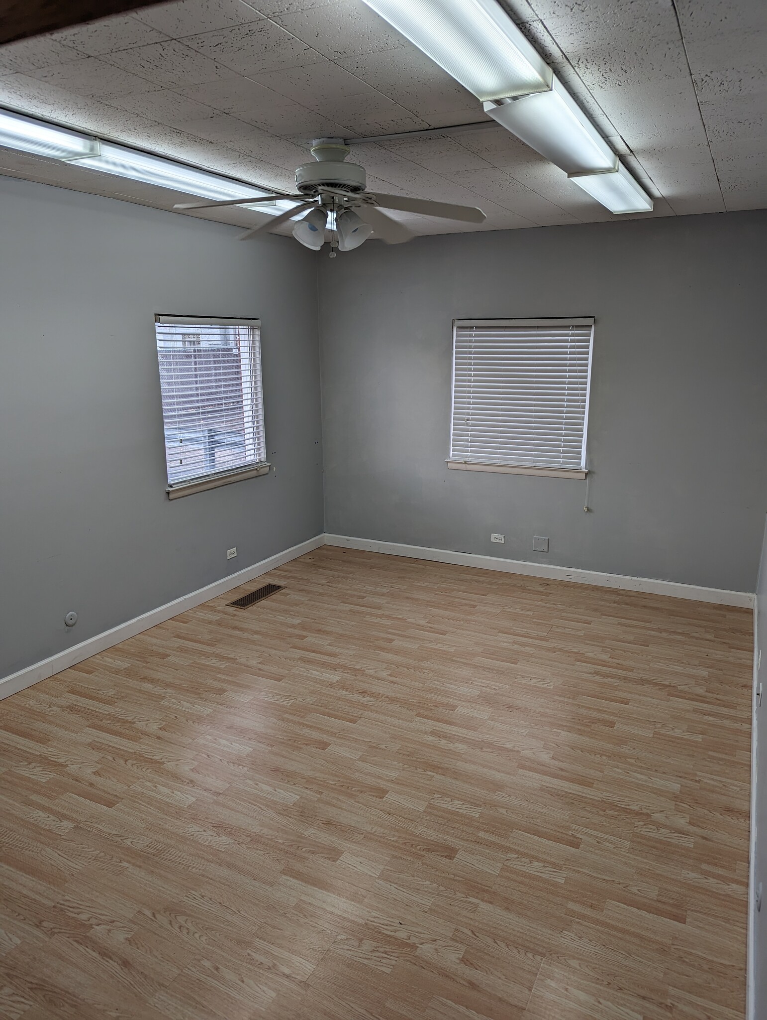 5504 S Brainard Ave, Countryside, IL for lease Interior Photo- Image 1 of 3