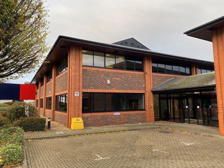 2-3 Wintersells Rd, Byfleet for lease - Building Photo - Image 2 of 11