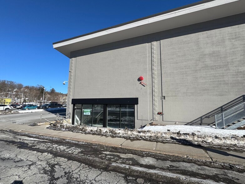 45-69 Veterans Memorial Dr, North Adams, MA for lease - Building Photo - Image 2 of 5
