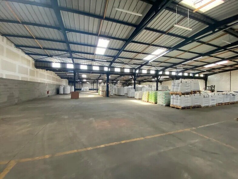 Office in Vitré for lease - Building Photo - Image 2 of 11