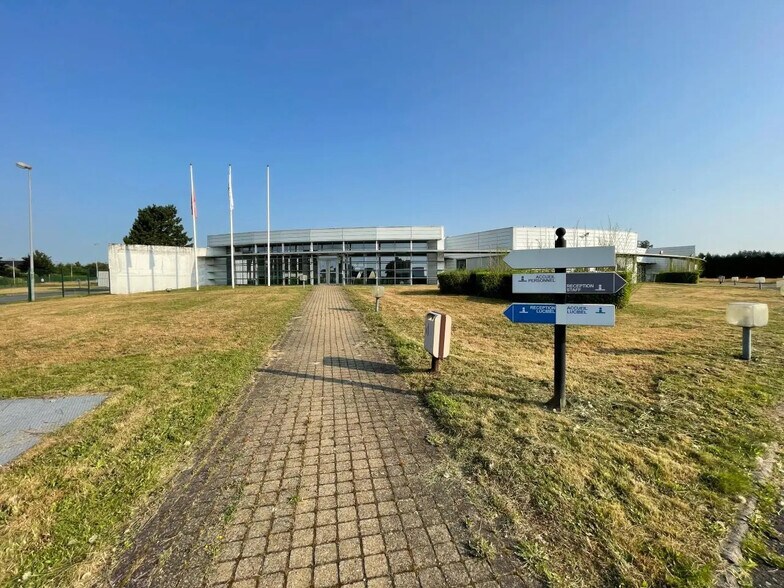 Office in Barentin for lease - Building Photo - Image 1 of 34