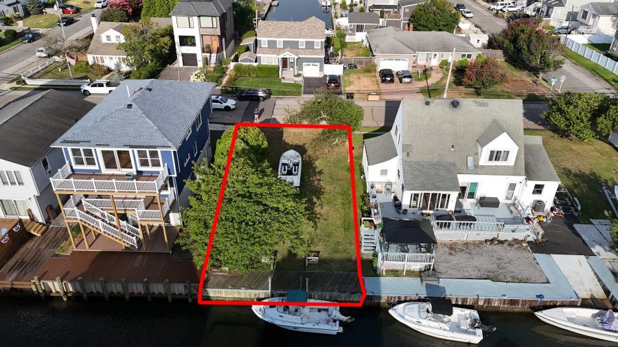 103 Bay dr, Babylon, NY for sale - Primary Photo - Image 1 of 1