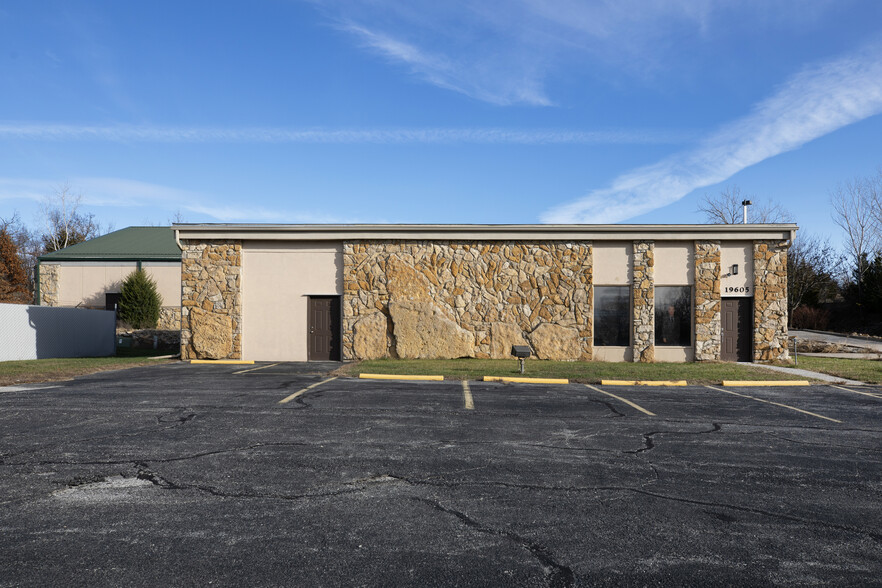 19605 E 40 Hwy, Independence, MO for sale - Building Photo - Image 2 of 13