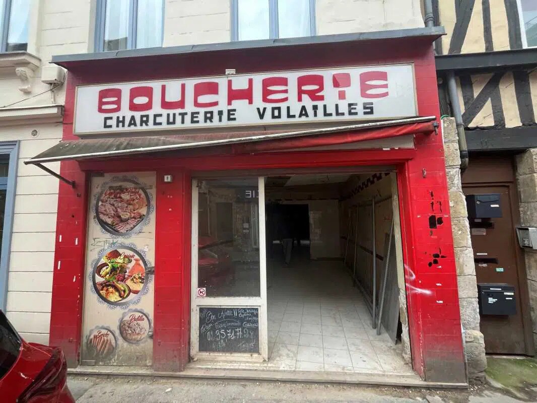 Retail in Rouen for lease Building Photo- Image 1 of 4