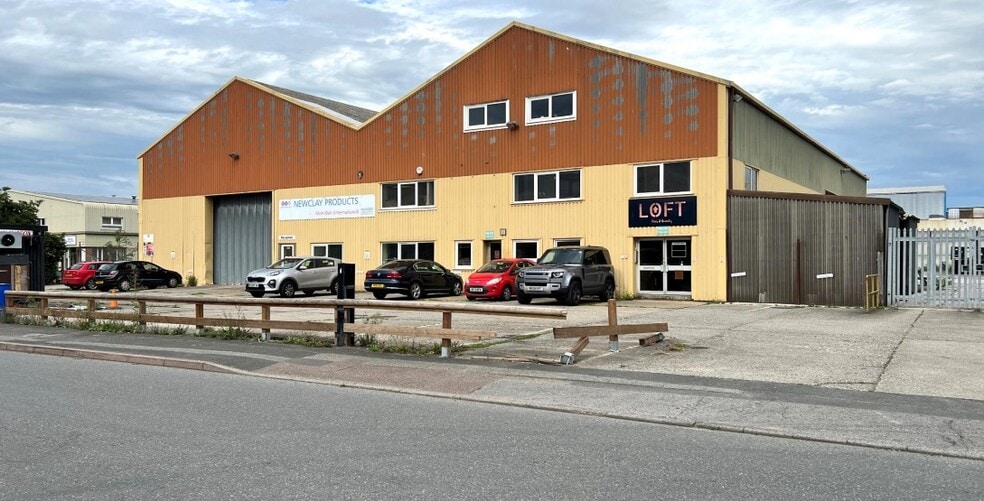 7-7A Cavalier Rd, Newton Abbot for sale - Primary Photo - Image 1 of 1