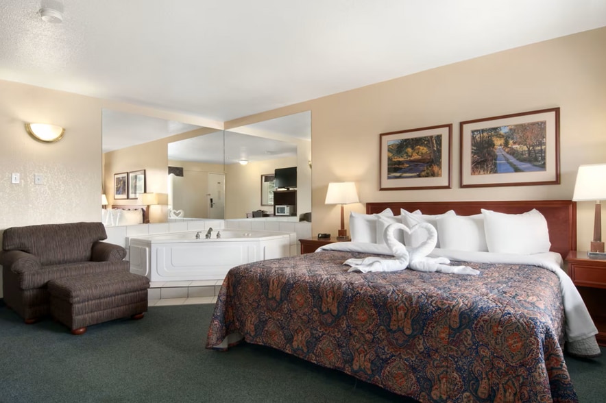 101 Grove Pl, Drumheller, AB for sale - Building Photo - Image 2 of 9