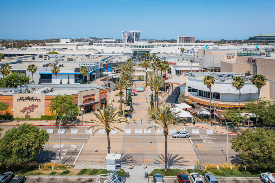 21712 Hawthorne Blvd, Torrance, CA for lease - Primary Photo - Image 1 of 70