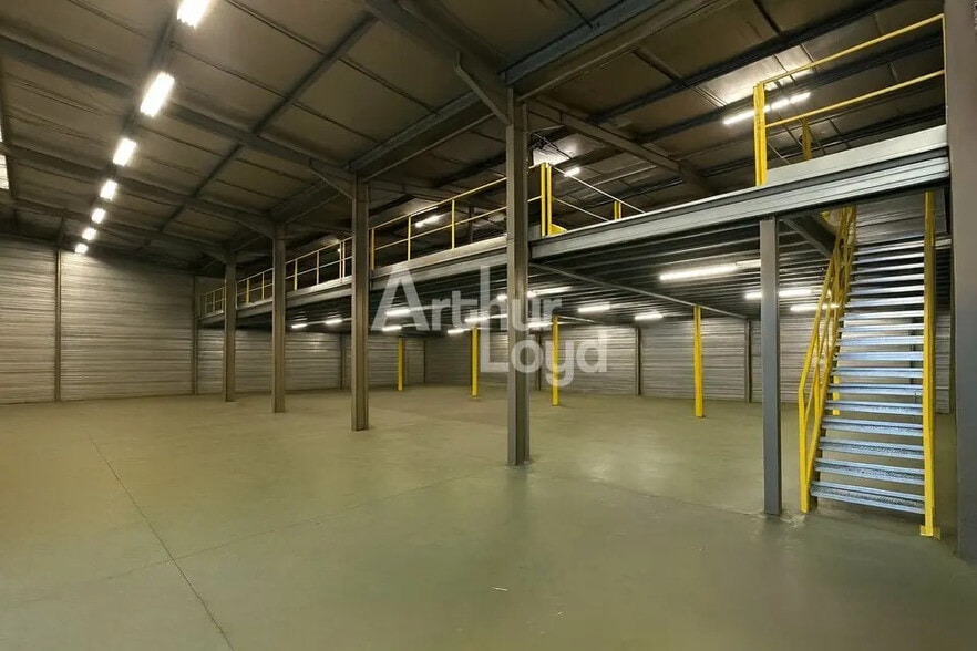 Industrial in Porte-de-Savoie for lease - Interior Photo - Image 1 of 6