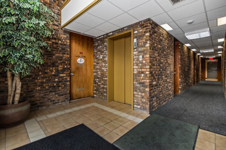 315-345 W Northwest Hwy, Palatine, IL for lease - Interior Photo - Image 3 of 9