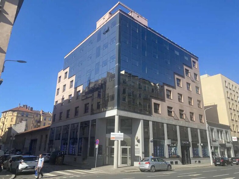 Office in Lyon for lease - Building Photo - Image 1 of 14
