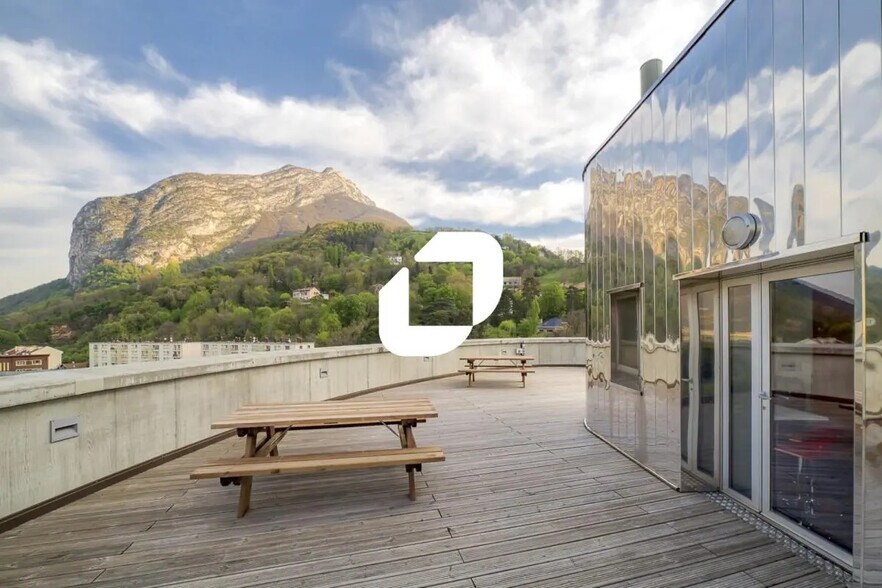 Office in Saint-Martin-le-Vinoux for lease - Building Photo - Image 3 of 9