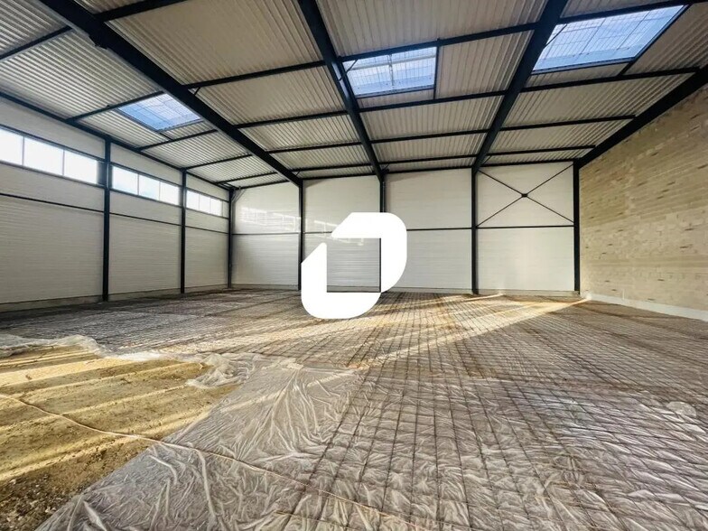 Flex in Courtry for sale - Interior Photo - Image 3 of 4