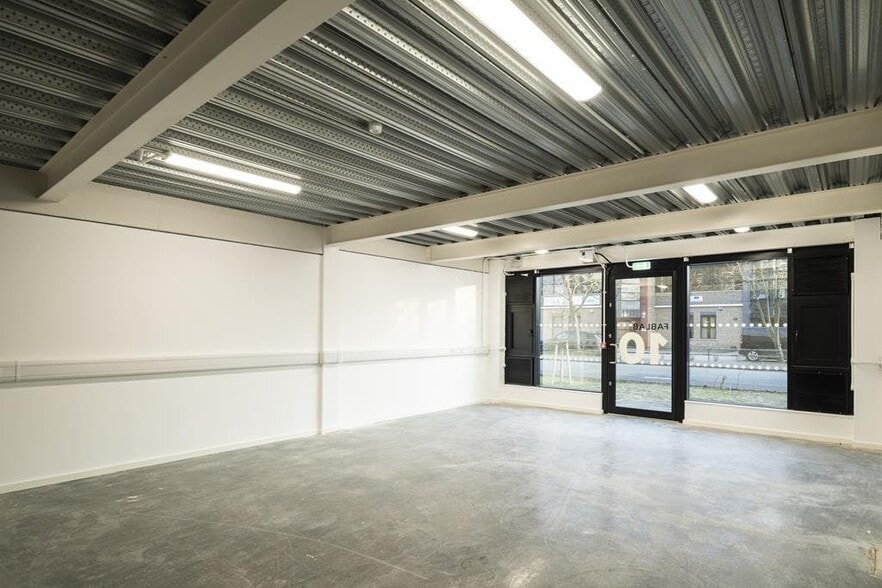 Brooklands Close, Sunbury On Thames for lease - Interior Photo - Image 2 of 16