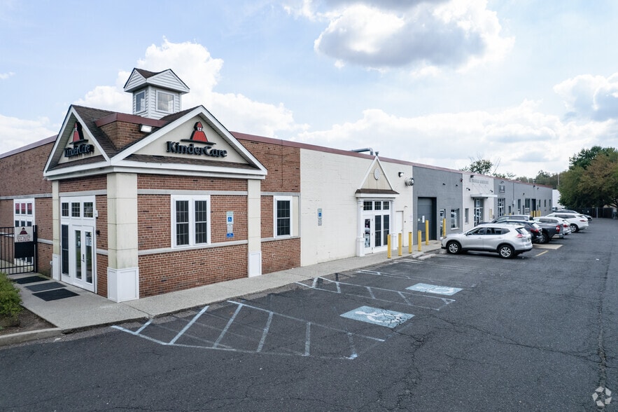 407-411 Sette Dr, Paramus, NJ for lease - Primary Photo - Image 1 of 4