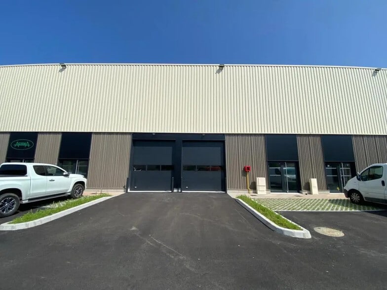 Flex in Rillieux-la-Pape for sale - Building Photo - Image 1 of 4