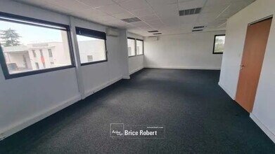 Office in Rillieux-la-Pape for lease Building Photo- Image 1 of 9