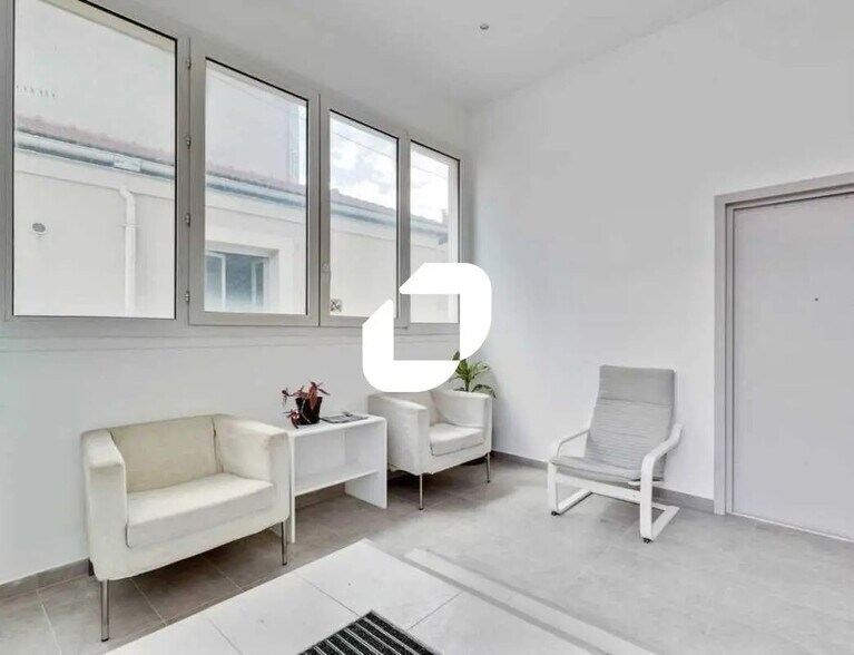 Office in Bagnolet for lease - Interior Photo - Image 2 of 14