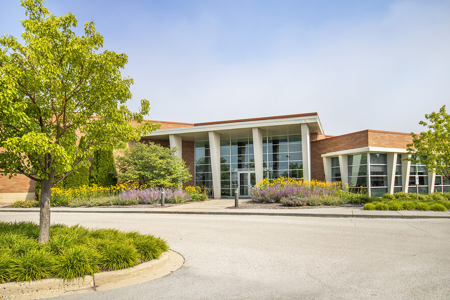 12080 N Corporate Pky, Mequon, WI for lease - Building Photo - Image 3 of 14