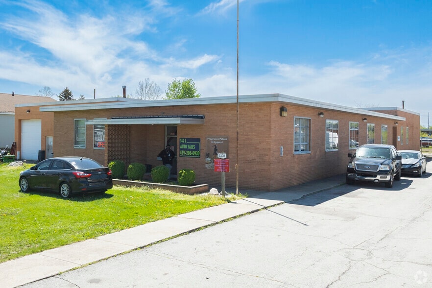 1208 Dickinson St, Fremont, OH for sale - Building Photo - Image 2 of 7