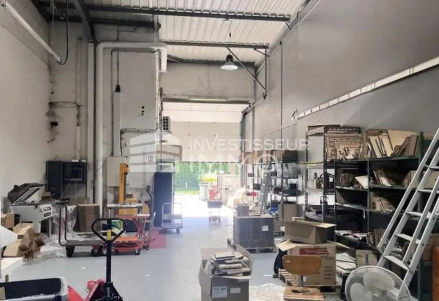 Flex in Bondy for lease - Interior Photo - Image 3 of 7