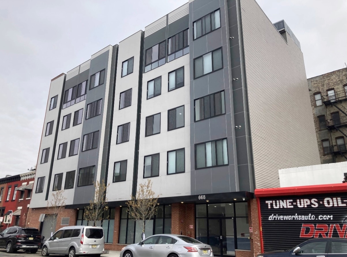 668 Communipaw Ave, Jersey City, NJ for lease Interior Photo- Image 1 of 6