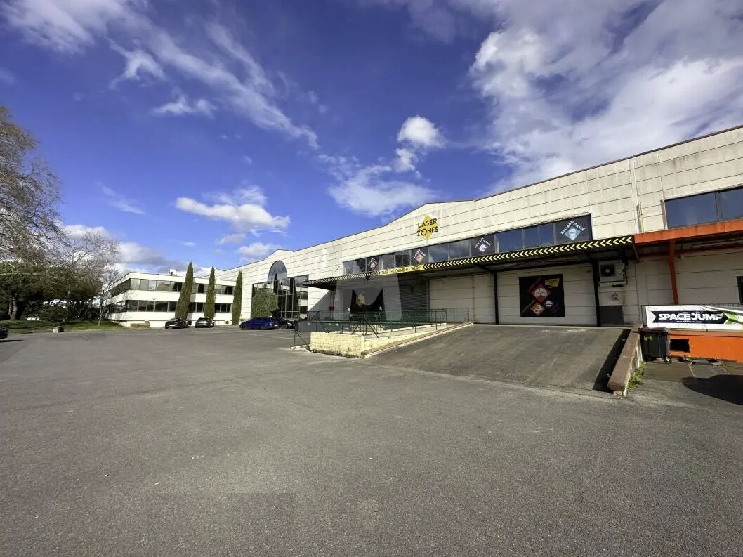 Flex in Évry for lease Building Photo- Image 1 of 2