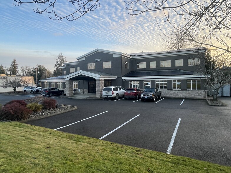 2720 Commercial St, Salem, OR for lease - Primary Photo - Image 1 of 17