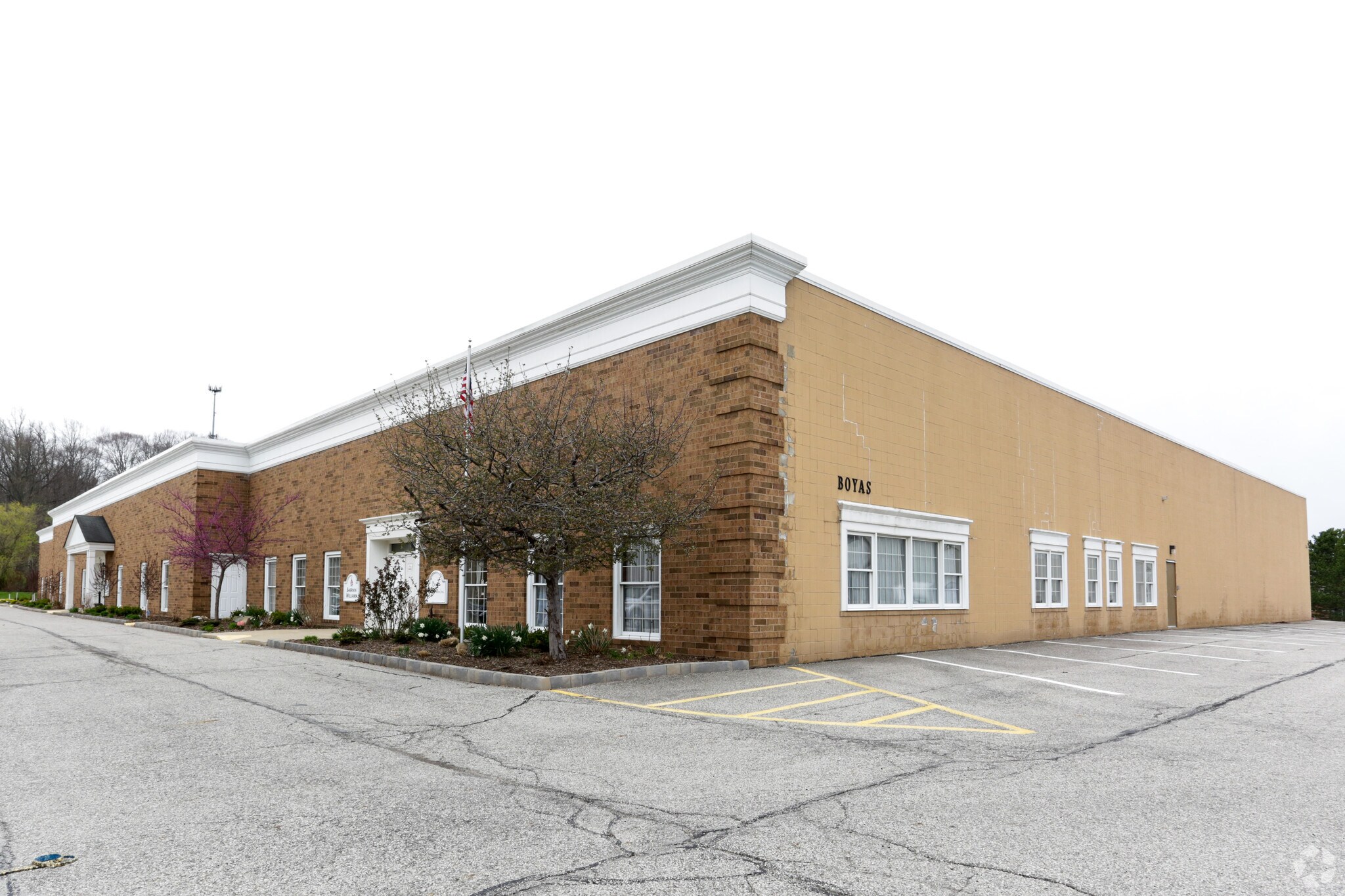 10055 Sweet Valley Dr, Valley View, OH 44125 Boyas Building IV