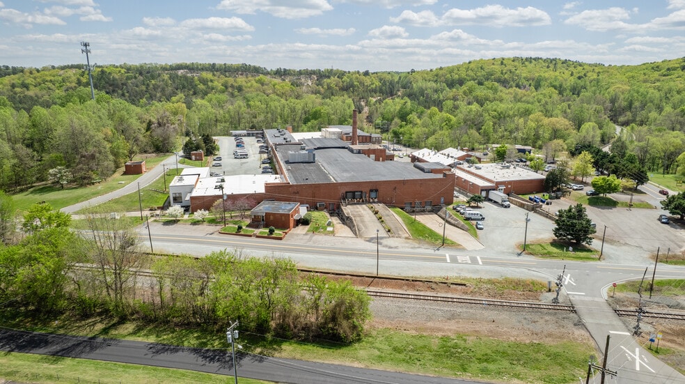 437 Dimmocks Mill Rd, Hillsborough, NC for lease - Primary Photo - Image 1 of 3