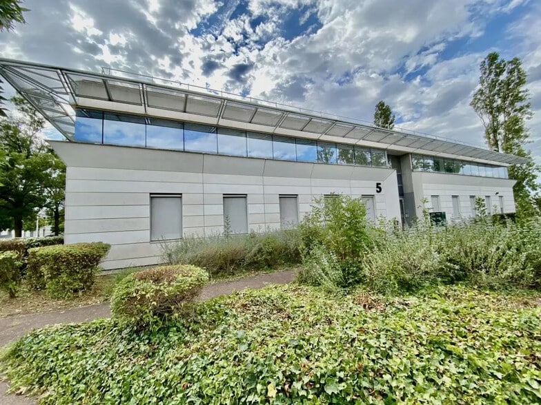 Office in Bron for lease - Building Photo - Image 1 of 9