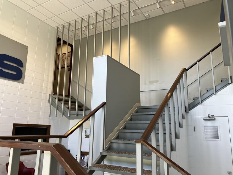 Mid Town Metro Plex portfolio of 3 properties for sale on LoopNet.com - Building Photo - Image 2 of 16