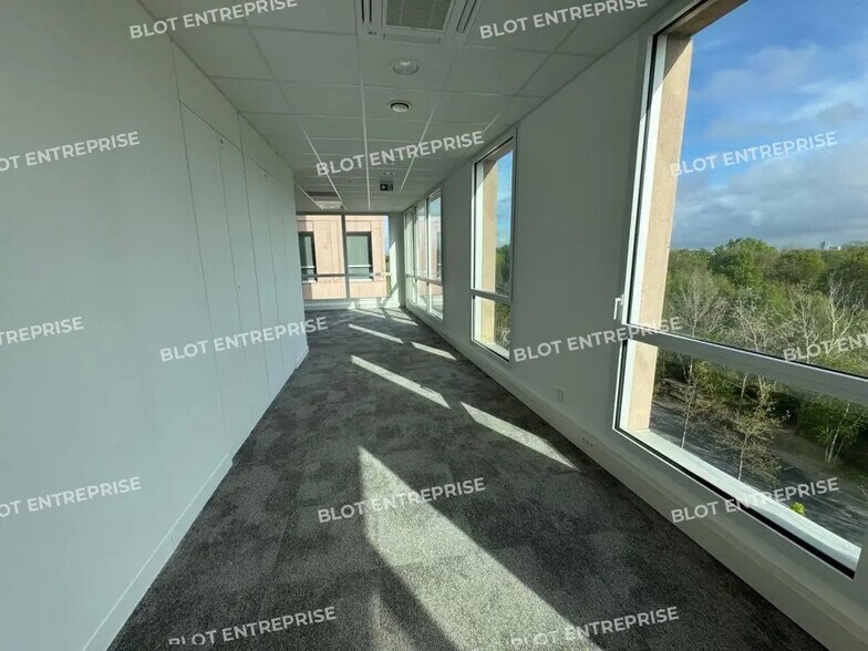 Office in Saint-Jacques-de-la-Lande for lease - Building Photo - Image 3 of 12